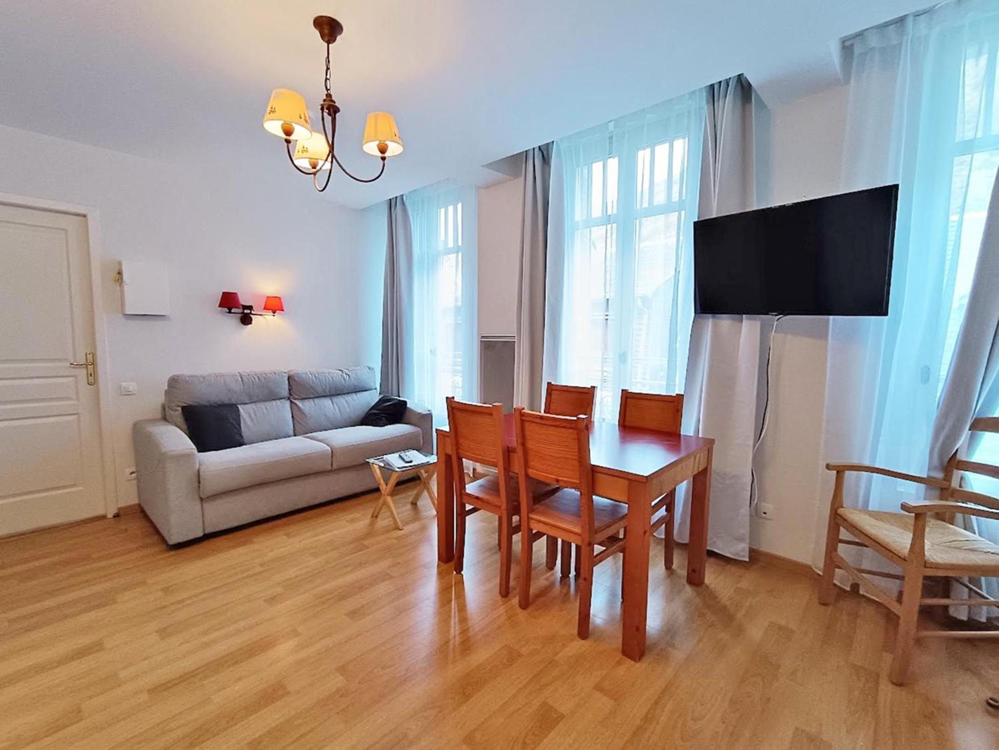 Il Etait Une Fois Luchon, T2, Centre Luchon, Wifi, Casier A Skis, Ascenseur, 4 Personnes Appartement Bagnères-de-Luchon Buitenkant foto